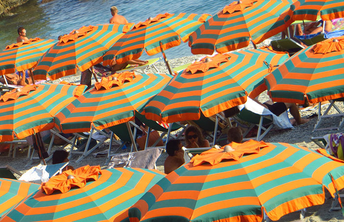 Sombrillas_Limitedenso_Cinque-Terre-02_2015